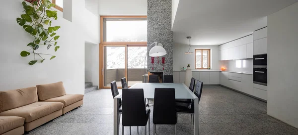 Sala de estar moderna com piso de granito e janelas largas — Fotografia de Stock
