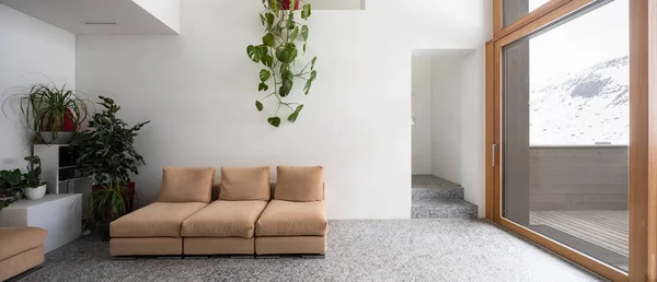 Vista frontal con sofá de granito, planta y escaleras — Foto de Stock