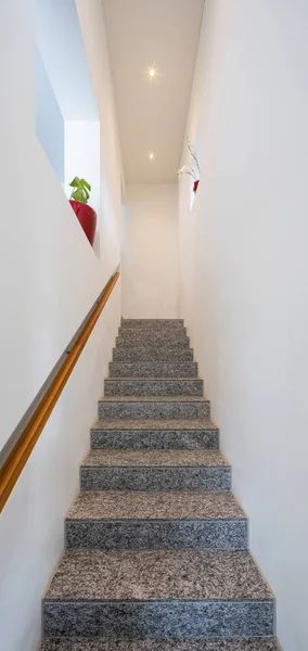 Mramorové schody s dřevěnými zábradlím a bodovými světly v moderním — Stock fotografie