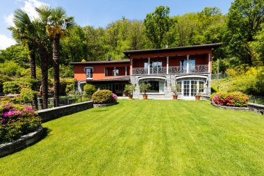 Yeşil bahçe ve doğa ile lüks villa Dış