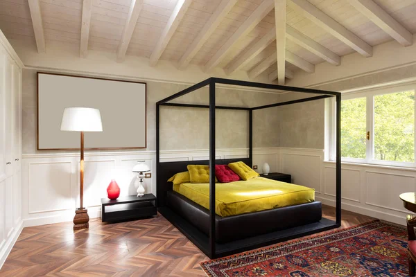 Quarto com cama de quatro cartazes e cobertores verdes — Fotografia de Stock