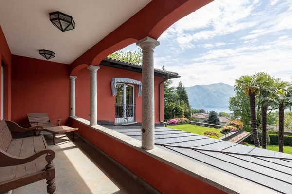 Vista desde balcón, lago y montañas en el lago suizo —  Fotos de Stock