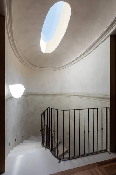 Luksusowe marmurowe schody z oknem dachowym i błękitnym niebem — Zdjęcie stockowe