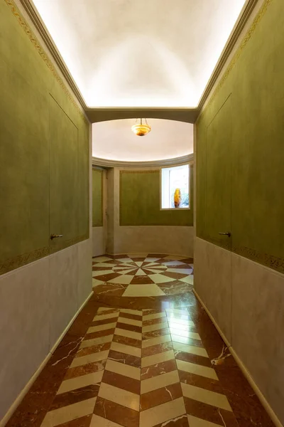 Elegant hus corridio i klassisk stil med marmor och tapen — Stockfoto