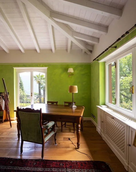 Dört direkli yatak ve yeşil battaniye ile yatak odası — Stok fotoğraf