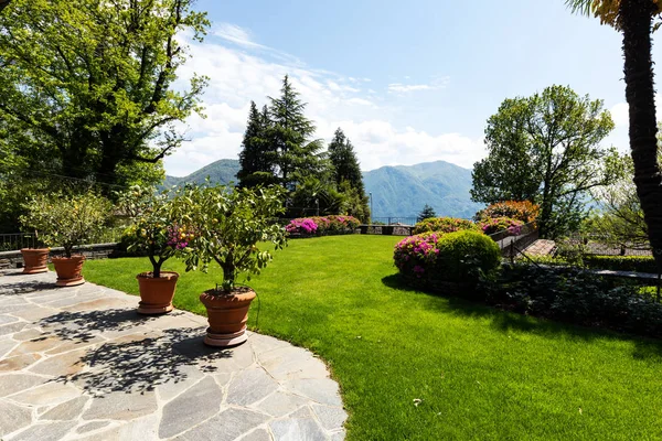 緑豊かな庭園と自然が備わり、豪華なヴィラの外観 — ストック写真