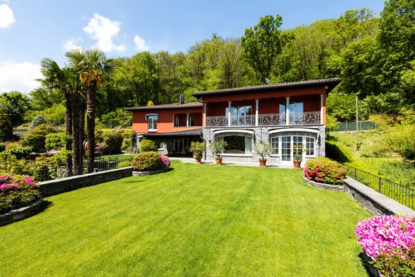 Esterno di villa di lusso con giardino verde e natura — Foto Stock