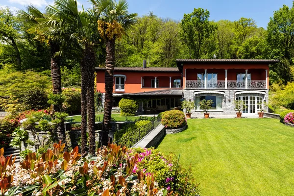 Esterno di villa di lusso con giardino verde e natura — Foto Stock