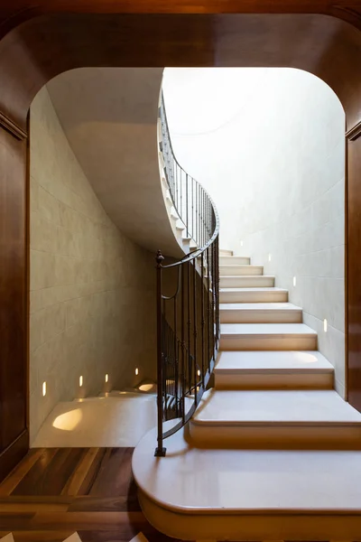 Luxe marmeren trap met dakraam en donker hout — Stockfoto