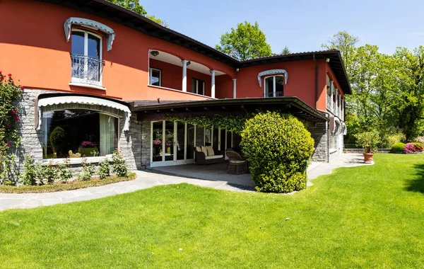 Buitenkant van luxe villa met groene tuin en natuur — Stockfoto