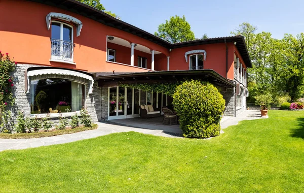 Esterno di villa di lusso con giardino verde e natura — Foto Stock