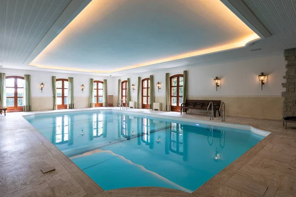 Krytý bazén v soukromé luxusní vile — Stock fotografie