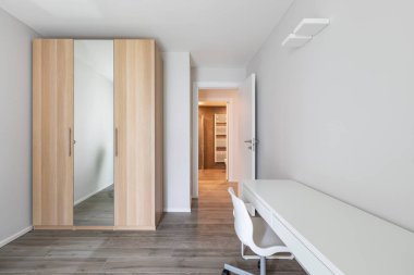 Dolap, masa ve ofis sandalyeli modern oda