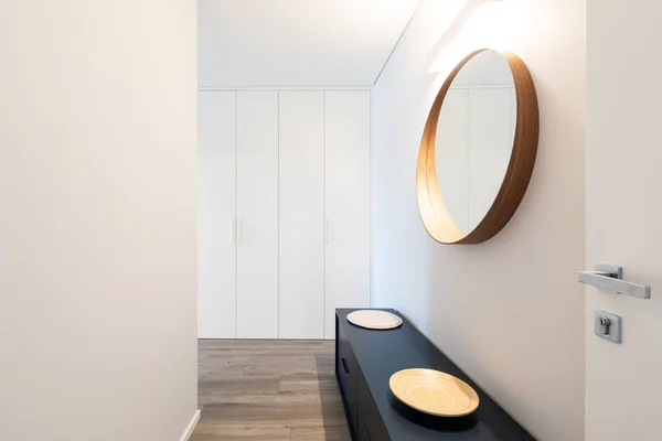 Corridoio Bianco Con Console Nera Moderno Appartamento Nessuno Dentro — Foto Stock