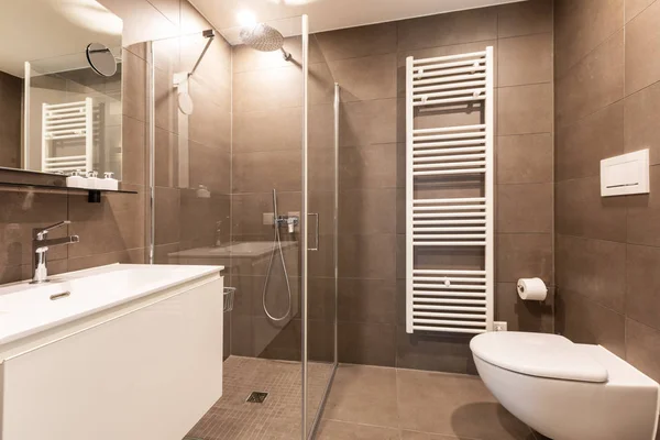 Сучасна ванна кімната з мармуровою плиткою — стокове фото