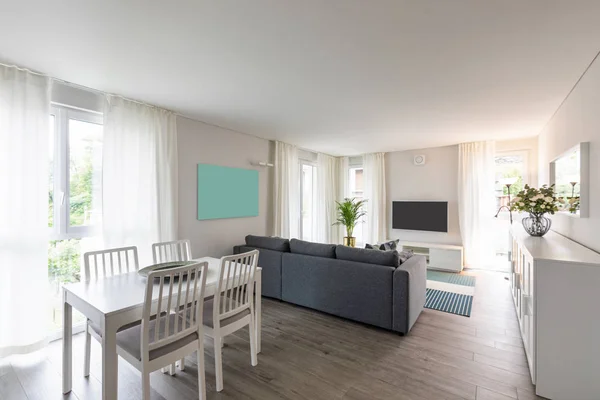 Salón con sofá gris. Habitación moderna y paredes blancas —  Fotos de Stock