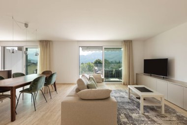 Ahşap masa, kadife sandalye ve büyük kanepe ile modern oturma odası