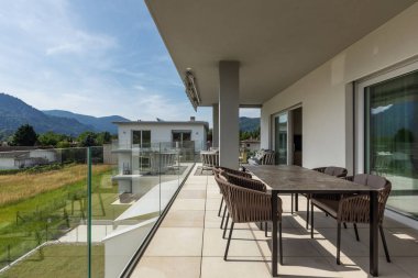 Lüks evde dış mekan mobilyaları ile balkon