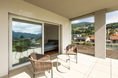Lüks evde dış mekan mobilyaları ile balkon