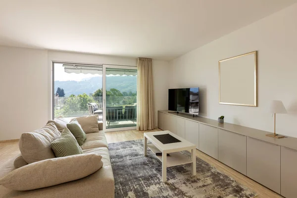 Moderno salón con mesa de madera, silla de terciopelo y sofá grande — Foto de Stock