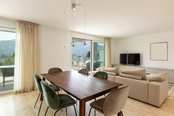 Moderno salón con mesa de madera, silla de terciopelo y sofá grande —  Fotos de Stock