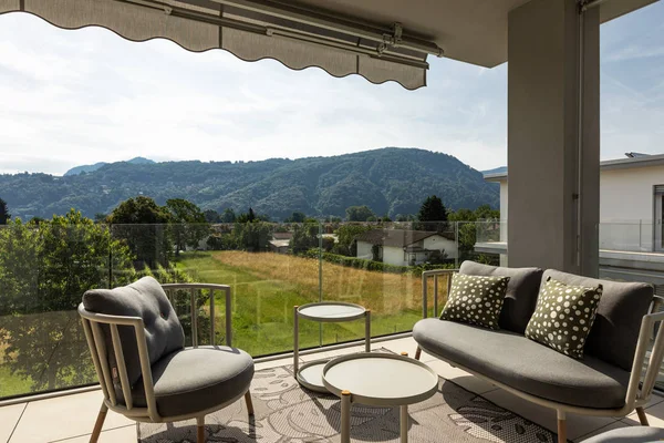 Balkon mit Gartenmöbeln in Luxus-Haus — Stockfoto
