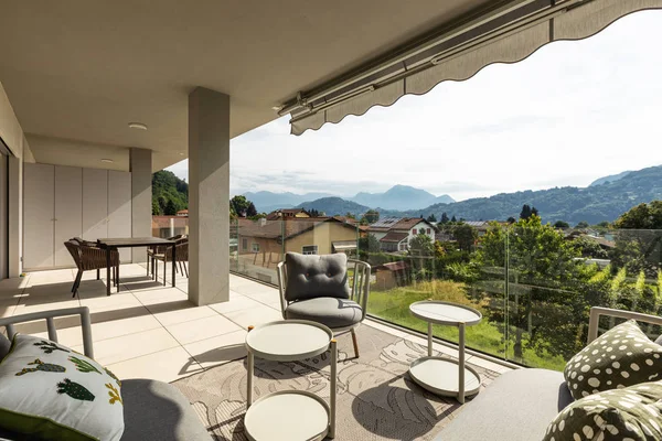 Balcone con mobili da esterno in casa di lusso — Foto Stock