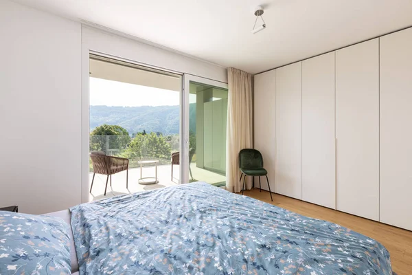 Dormitorio moderno con cama y silla de terciopelo — Foto de Stock