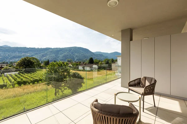 Balcone con mobili da esterno in casa di lusso — Foto Stock