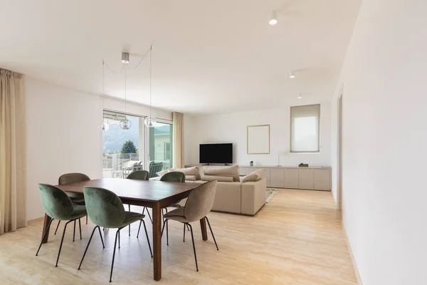 Moderní obývací pokoj se dřevěným stolem, sametovým křeslem a velkou pohovkou — Stock fotografie
