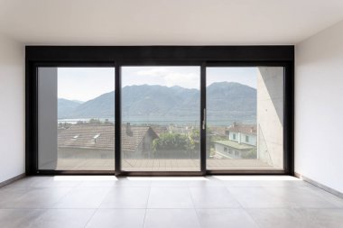 Maggiore Gölü'ne bakan siyah pencereli oda