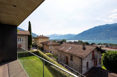 Bir yaz günü Maggiore Gölü manzaralı cam balkon