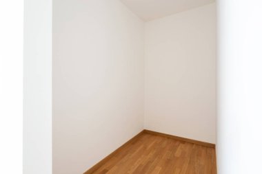 Beyaz duvarlar ve açık parke ile boş beyaz oda