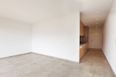 Bulaşık makinesi, ocak ve fırın ile hafif ahşap mutfak. Kimse sinsi