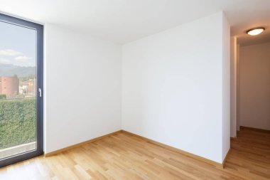 Açık parke ve göl manzaralı pencere ile boş beyaz oda 