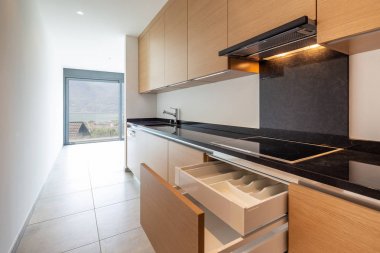 Bulaşık makinesi, ocak ve fırın ile hafif ahşap mutfak