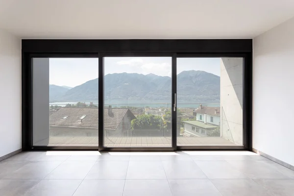 Chambre avec fenêtre noire donnant sur le lac Majeur — Photo