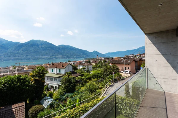 Varanda de vidro com vista para o Lago Maggiore em um dia de verão — Fotografia de Stock