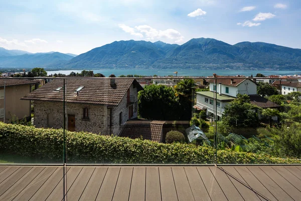 Szklany balkon z widokiem na jezioro Maggiore w letni dzień — Zdjęcie stockowe