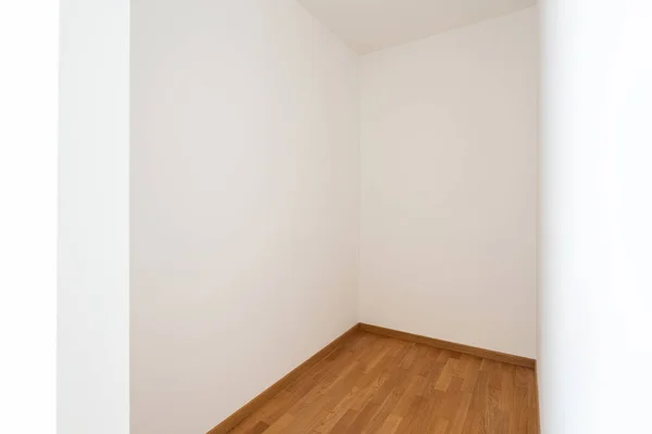 Pusty biały pokój z białymi ścianami i jasnym parkietem — Zdjęcie stockowe