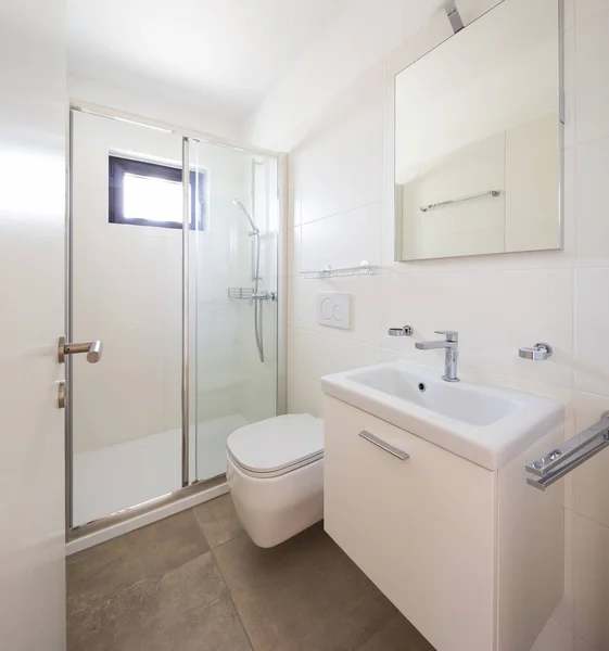 Duşlu ve küçük pencereli modern minimalist beyaz banyo — Stok fotoğraf