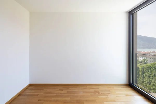 Lege witte kamer met licht parket en raam met uitzicht op het meer — Stockfoto