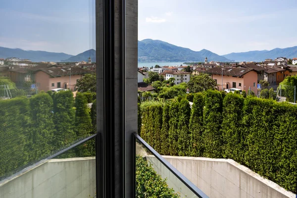 Varanda de vidro com vista para o Lago Maggiore em um dia de verão — Fotografia de Stock