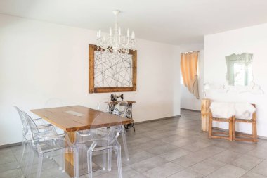 Mermer fayans, beyaz duvarlar ve şık fu ile modern oturma odası