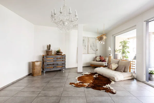 Сучасна вітальня з мармуровою плиткою, білими стінами і стильним фу — стокове фото