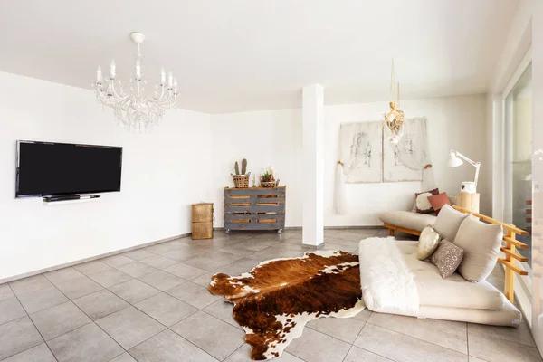 Mermer fayans, beyaz duvarlar ve şık fu ile modern oturma odası — Stok fotoğraf