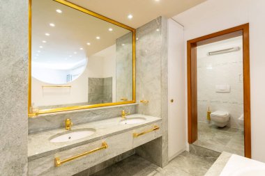 Yeşil mermer ve altın lavabolar ile lüks banyo