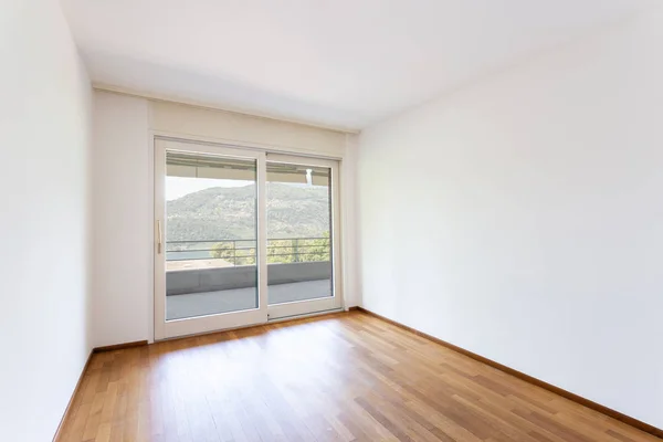 Dormitorio con paredes blancas y parquet. Ventana con vista al lago . — Foto de Stock