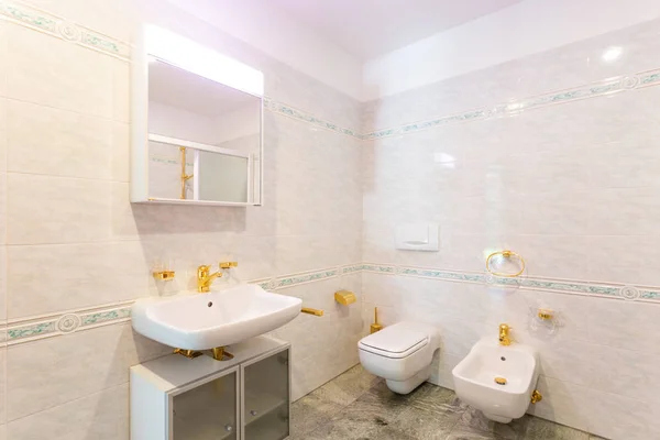 Lyxigt badrum med grön marmor och guld sänkor — Stockfoto