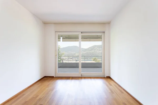 Slaapkamer met witte muren en parket. Raam met uitzicht op het meer. — Stockfoto